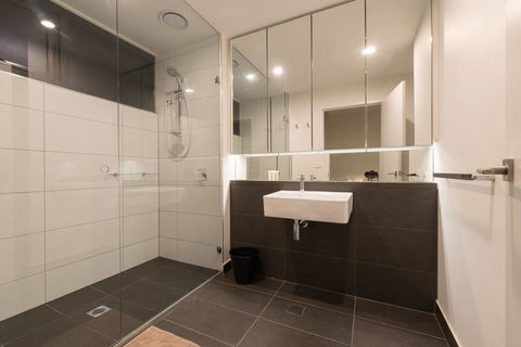 Doncaster Private Collection 2 Bed Townhouse@Pearl - Accommodation Burleigh 9