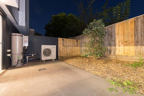 Doncaster Private Collection 2 Bed Townhouse@Pearl - Accommodation Burleigh 12