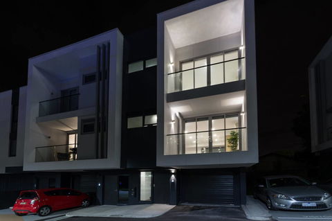 Doncaster Private Collection 2 Bed Townhouse@Pearl - Accommodation Burleigh 14