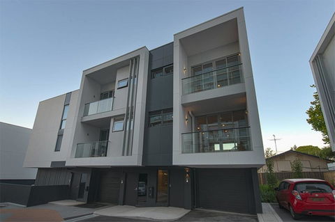 Doncaster Private Collection 2 Bed Townhouse@Pearl - Accommodation Burleigh 15