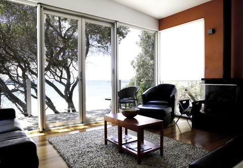 Battery Cove Beach Front Apartment - Accommodation Burleigh 2