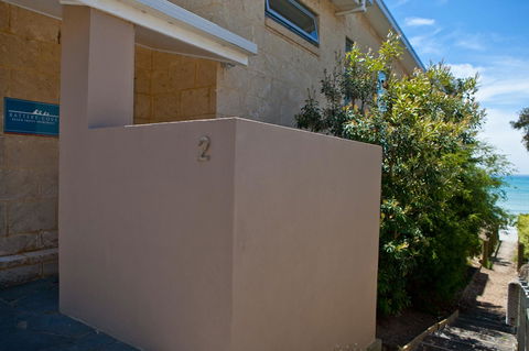 Battery Cove Beach Front Apartment - Accommodation Burleigh 3