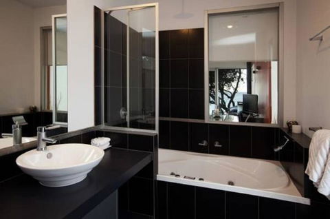 Battery Cove Beach Front Apartment - Accommodation Burleigh 4