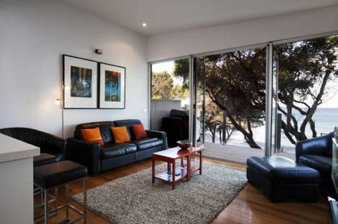 Battery Cove Beach Front Apartment - Accommodation Burleigh 1
