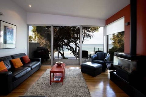 Battery Cove Beach Front Apartment - Accommodation Burleigh 14