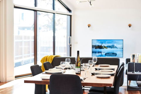 Richmond Â· 3 Level Architecturally Designed Richmond House - Accommodation Burleigh 4