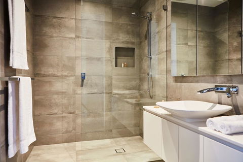 Richmond Â· 3 Level Architecturally Designed Richmond House - Accommodation Burleigh 9