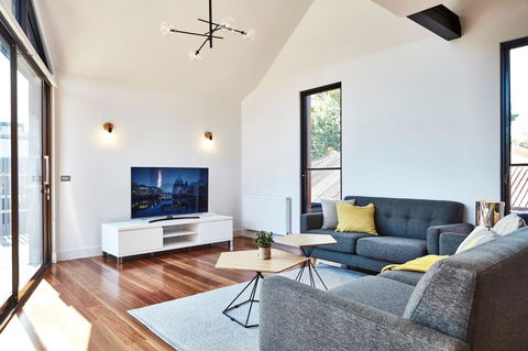 Richmond Â· 3 Level Architecturally Designed Richmond House - Accommodation Burleigh 1