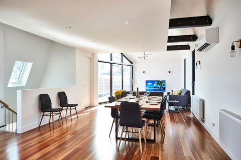 Richmond Â· 3 Level Architecturally Designed Richmond House - Accommodation Burleigh 3