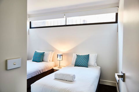 Richmond Â· 3 Level Architecturally Designed Richmond House - Accommodation Burleigh 7