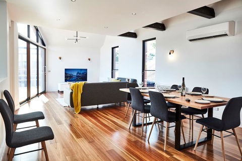 Richmond Â· 3 Level Architecturally Designed Richmond House - Accommodation Burleigh 2