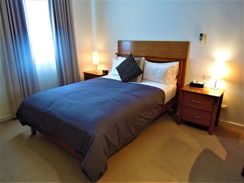 Plough Hotel - Accommodation Burleigh 6