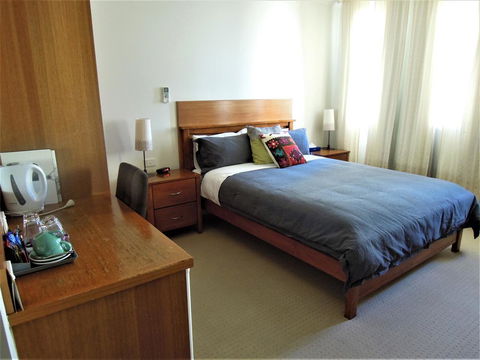 Plough Hotel - Accommodation Burleigh 4