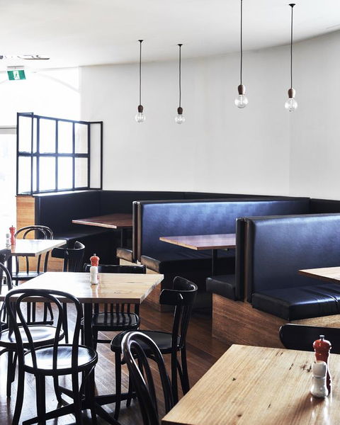 Plough Hotel - Accommodation Burleigh 13