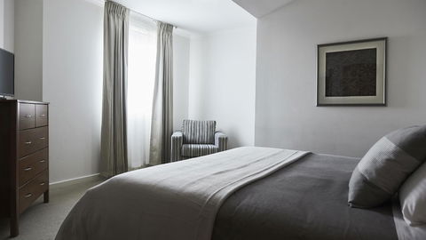 Plough Hotel - Accommodation Burleigh 2