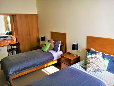 Plough Hotel - Accommodation Burleigh 8