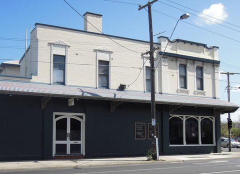 Plough Hotel - Accommodation Burleigh 31