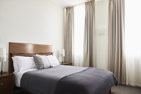 Plough Hotel - Accommodation Burleigh 1