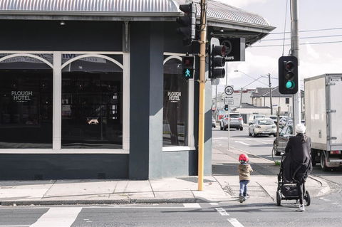 Plough Hotel - Accommodation Burleigh 30