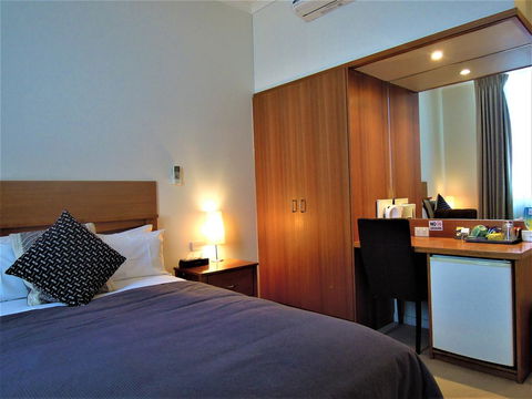 Plough Hotel - Accommodation Burleigh 7