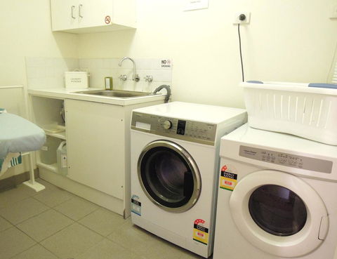 Plough Hotel - Accommodation Burleigh 29