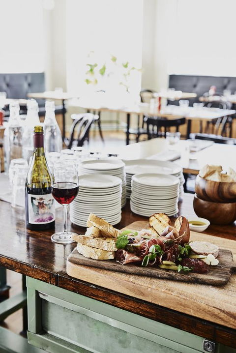 Plough Hotel - Accommodation Burleigh 23