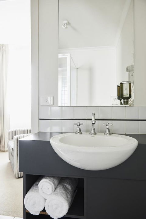 Plough Hotel - Accommodation Burleigh 11