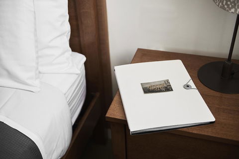 Plough Hotel - Accommodation Burleigh 10