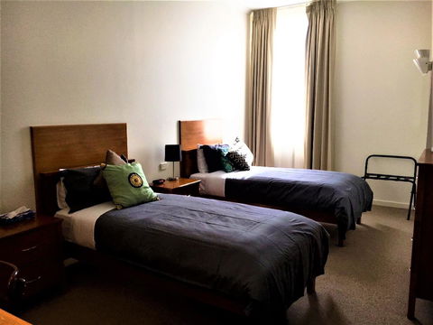 Plough Hotel - Accommodation Burleigh 9