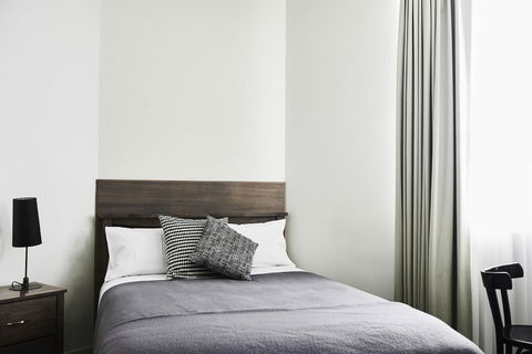 Plough Hotel - Accommodation Burleigh 3
