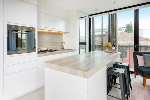 Modern Apartment In The Heart Of St Kilda - Accommodation Burleigh 8