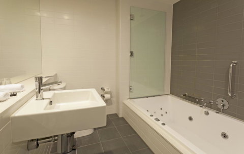 Causeway 353 Hotel - Accommodation Burleigh 9
