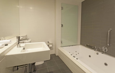 Causeway 353 Hotel - Accommodation Burleigh 29