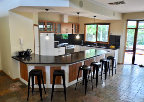Crimea Retreat - Accommodation Burleigh 21