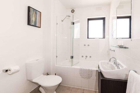 Comfort Hotel East Melbourne - Accommodation Burleigh 2