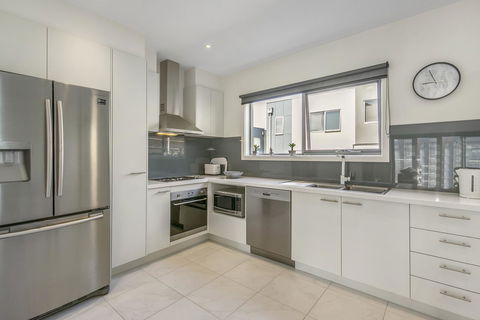 Marina Beach - Accommodation Burleigh 2
