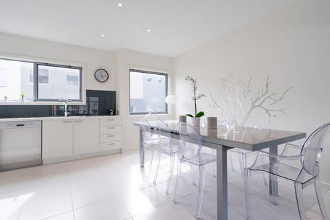 Marina Beach - Accommodation Burleigh 8