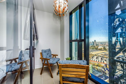 WOW Apartment On Lonsdale - Accommodation Burleigh 2