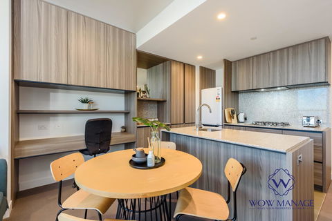 WOW Apartment On Lonsdale - Accommodation Burleigh 5