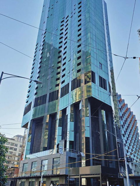 WOW Apartment On Lonsdale - Accommodation Burleigh 21