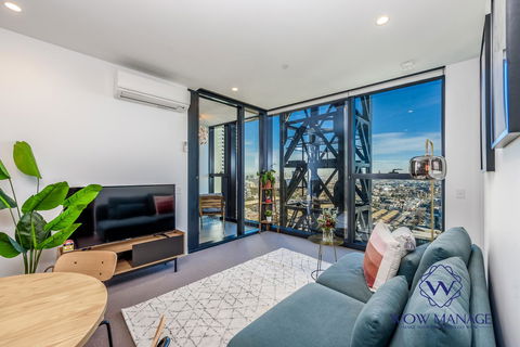 WOW Apartment On Lonsdale - Accommodation Burleigh 1