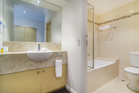 Clarion Suites Gateway - Accommodation Burleigh 12