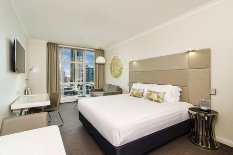 Clarion Suites Gateway - Accommodation Burleigh 11