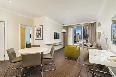 Clarion Suites Gateway - Accommodation Burleigh 9