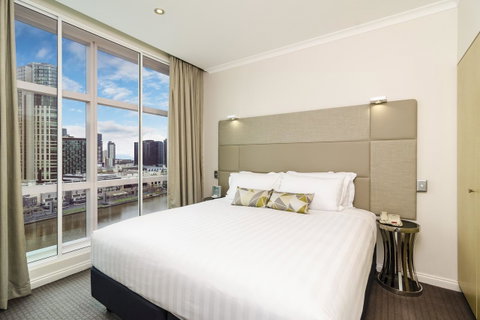 Clarion Suites Gateway - Accommodation Burleigh 6