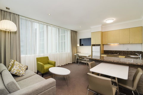 Clarion Suites Gateway - Accommodation Burleigh 27