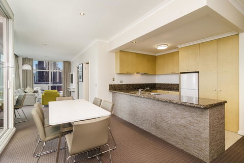 Clarion Suites Gateway - Accommodation Burleigh 7