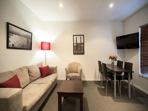 The Waves Apartments - Accommodation Burleigh 6