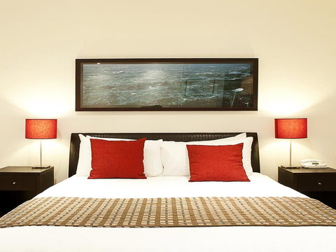 The Waves Apartments - Accommodation Burleigh 9