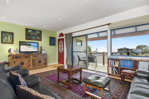 Black Dolphin Beach Penthouse - Accommodation Burleigh 9